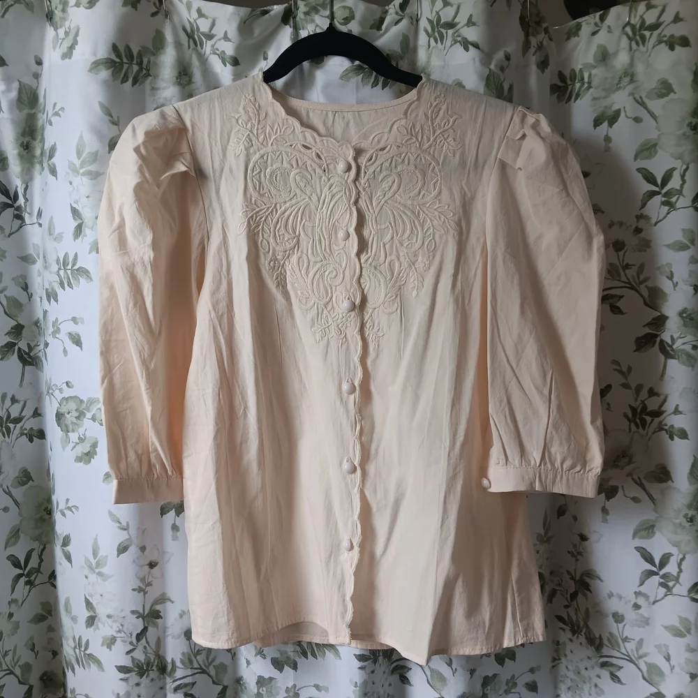 Elegant Cream Embroidered Women's Top - Picture 2 of 7